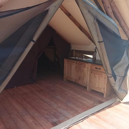 Tente Lodge Pour 5 Personnes En Bordure De La Riviere Allier Au Sein D'Un Petit Camping Saint-Yorre Exteriör bild