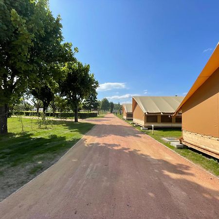 Tente Lodge Pour 5 Personnes En Bordure De La Riviere Allier Au Sein D'Un Petit Camping Saint-Yorre Exteriör bild