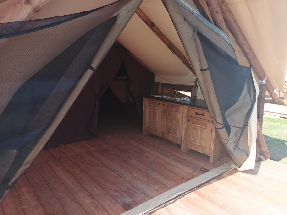 Tente Lodge Pour 5 Personnes En Bordure De La Riviere Allier Au Sein D'Un Petit Camping Saint-Yorre Exteriör bild