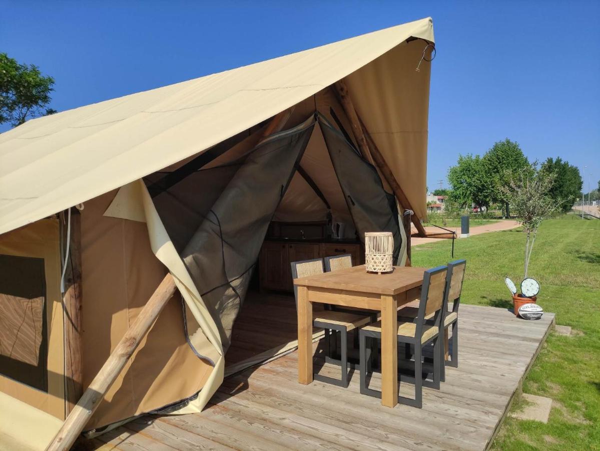 Tente Lodge Pour 5 Personnes En Bordure De La Riviere Allier Au Sein D'Un Petit Camping Saint-Yorre Exteriör bild